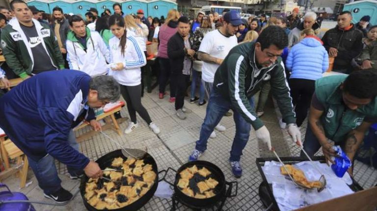 Grabois insiste con hacer una olla popular y sigue la tensión en el Obelisco