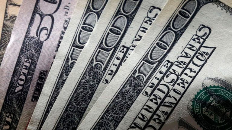 Dólar hoy: subió más de un peso y cerró a $ 58,66, mientras que el riesgo país superó los 2.000 puntos