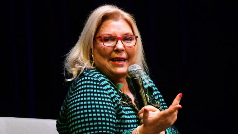 Elisa Carrió, ovacionada: “No nos tienen que doblegar los corruptos, nos van a sacar muertos de Olivos”