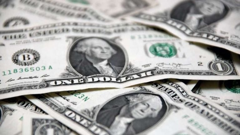 EL DÓLAR BAJÓ 42 CENTAVOS Y CERRÓ A $58,061 PROMEDIO POR LAS VENTAS DEL BCRA