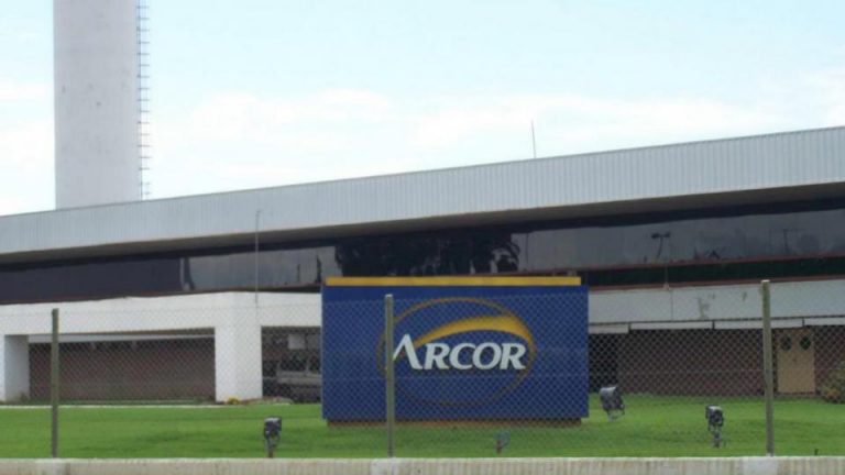 Arcor siente el golpe por la crisis