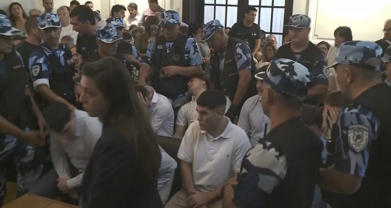 MÁXIMO THOMSEN SE DESCOMPENSÓ DESPUÉS DE ESCUCHAR LA CONDENA A PERPETUA Y TUVO QUE SER ASISTIDO POR UN POLICÍA