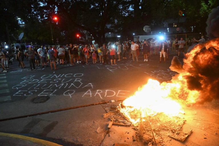PARQUE AVELLANEDA: LOS VECINOS PROTESTAN POR LA FALTA DE LUZ Y LA INFANTERÍA LLEGÓ PARA PROTEGER LAS OFICINAS DE EDESUR