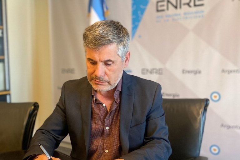 INTIMAN A EDESUR Y EDENOR A QUE PRESENTEN SUS PLANES DE INVERSIÓN