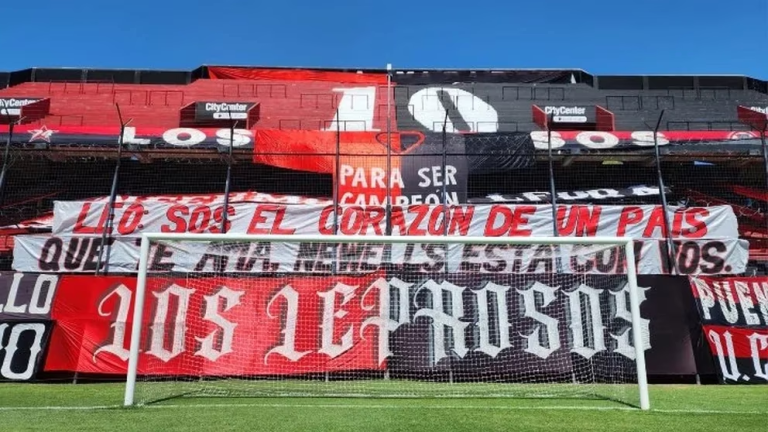 “LEO, NEWELL’S ESTÁ CON VOS”: LA BANDERA DE APOYO A MESSI TRAS LA BALACERA AL LOCAL DE SU FAMILIA