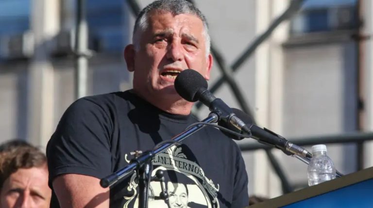 VIOLENTA REACCIÓN DEL SINDICALISTA MARIO MANRIQUE CONTRA LOS EMPRESARIOS QUE ASISTEN AL FORO DEL LLAO LLAO: “HAY QUE PRENDERLOS FUEGO”