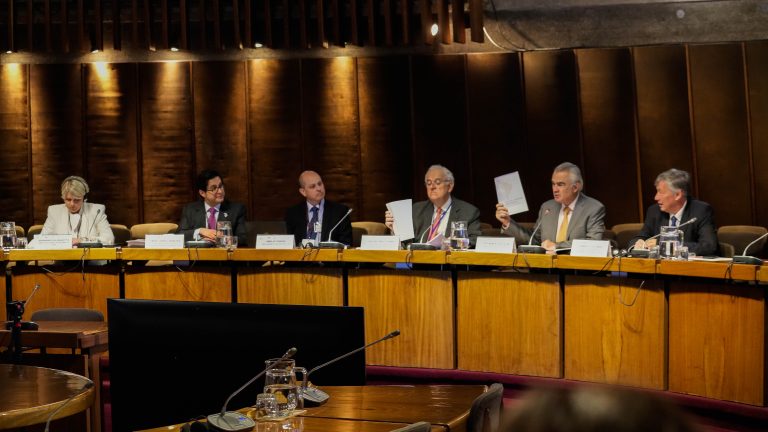 REDUCIR LAS RESTRICCIONES AL CRECIMIENTO Y DESARROLLO QUE IMPONE EL SERVICIO DE LA DEUDA ES FUNDAMENTAL PARA UNA POLÍTICA FISCAL QUE FAVOREZCA EL DESARROLLO ECONÓMICO Y SOCIAL