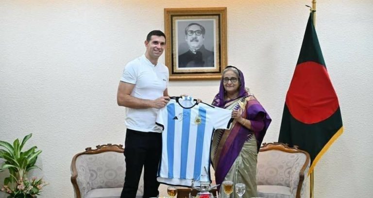 EL DIBU MARTÍNEZ LLEGÓ A BANGLADESH Y SE ENTREVISTÓ CON LA PRIMERA MINISTRA Y UNA LEYENDA DEL CRICKET