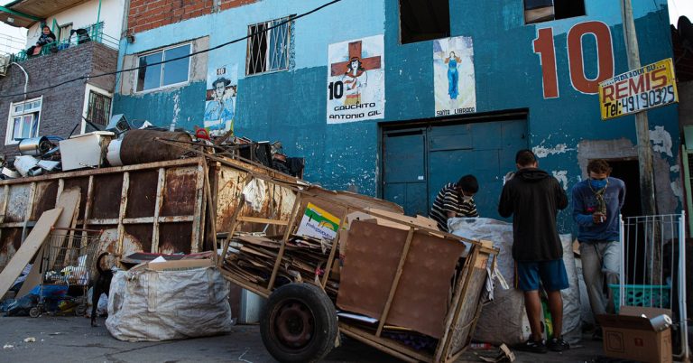POBREZA: UNA FAMILIA NECESITÓ TENER INGRESOS POR $232.427 EN JUNIO