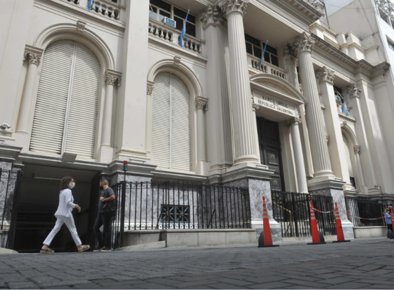 DÓLAR OFICIAL A $350 Y SUBA DE 21 PUNTOS DE LAS TASAS DE INTERÉS: LAS PRIMERAS MEDIDAS POSTPASO DEL CENTRAL