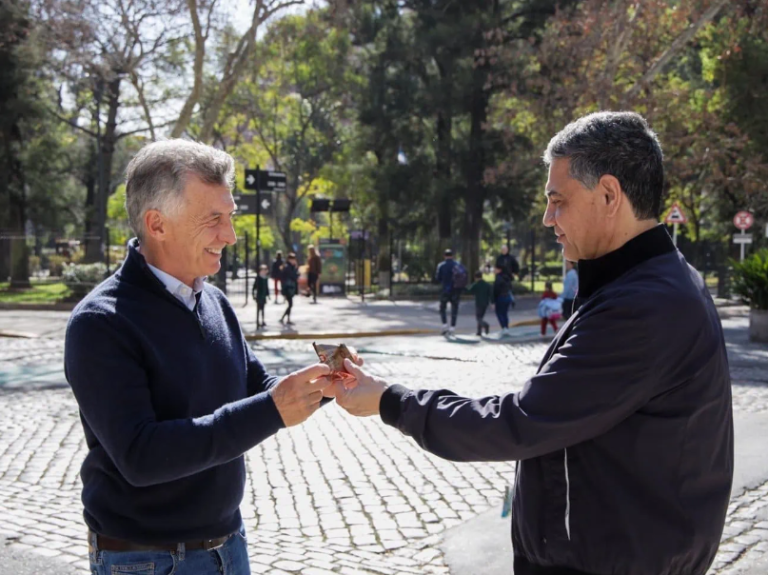 UN JORGITO NEGRO: EL REGALO DE MAURICIO MACRI A SU PRIMO