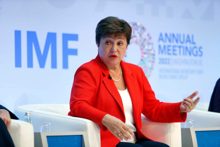 TARIFAS, SALARIOS Y JUBILACIONES: EL AJUSTE PEDIDO POR EL FMI TRAS EL DESEMBOLSO