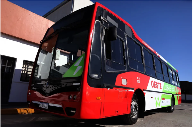 LA PLATA: PRESENTARON EL PRIMER ÓMNIBUS EN FUNCIONAR CON BATERÍAS DE LITIO DEL PAÍS