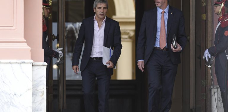 LUIS CAPUTO ADVIRTIÓ QUE EL AJUSTE “VA A SER DURO” Y HABRÁ “MESES DE INFLACIÓN DIFÍCILES”