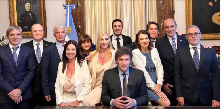 LA LETRA CHICA DEL PRIMER DNU DE JAVIER MILEI: MENOS MINISTERIOS Y LUZ VERDE PARA EL AJUSTE Y PRIVATIZACIONES