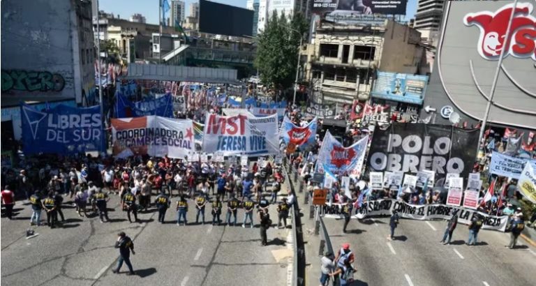 LA ESTRATEGIA DE LOS PIQUETEROS FRENTE AL PROTOCOLO DE PATRICIA BULLRICH: VIAJES EN TREN Y SUBTE CON ASISTENCIA DE ABOGADOS