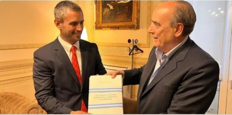 GANANCIAS: EL GOBIERNO ACLARÓ QUE EL MÍNIMO NO IMPONIBLE SERÁ $1.350.000 Y VOLVERÍAN A PAGAR 800 MIL PERSONAS