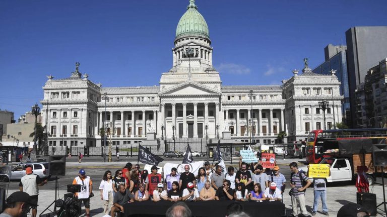 ORGANIZACIONES PIQUETERAS, DE DDHH Y SINDICALES MARCHAN AL CONGRESO CONTRA LA LEY “BASES”