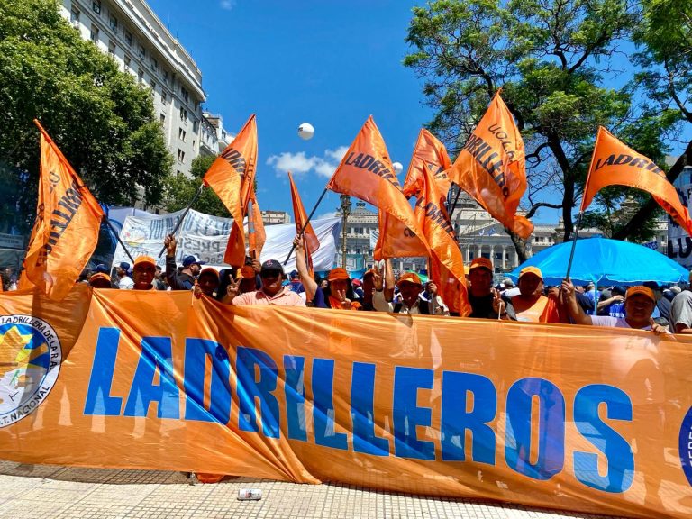 LA UOLRA PRESENTE EN EL PARO Y MOVILIZACIÓN DE LA CGT PARA RECHAZAR LAS POLÍTICAS AJUSTE Y DE QUITA DE DERECHOS QUE IMPONE EL GOBIERNO NACIONAL