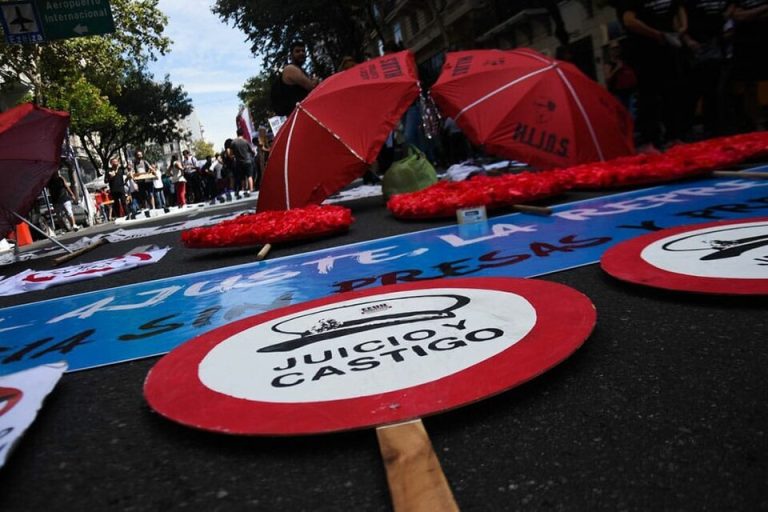 ABUSO Y AMENAZA DE MUERTE A UNA MILITANTE DE HIJOS: EN LA PARED ESCRIBIERON “VLLC”