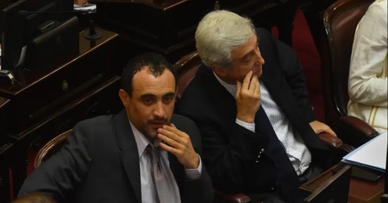 LOS GOBERNADORES CLAUDIO VIDAL Y ALBERTO WERETILNECK VACIARON DOS COMISIONES EN EL SENADO Y LE ENVIARON UN MENSAJE A MILEI