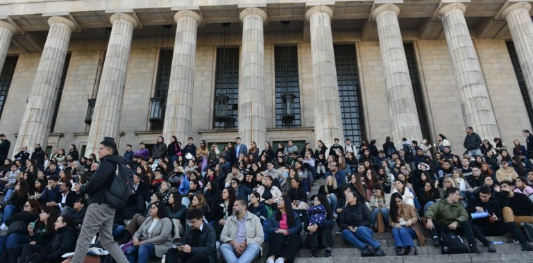TRAS EL ARREGLO DEL GOBIERNO CON LA UBA, EL RESTO DE LAS UNIVERSIDADES ANALIZA IR A LA JUSTICIA Y UNA NUEVA MARCHA