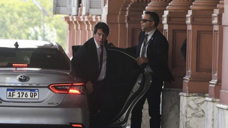 RENUNCIÓ GONZÁLEZ BOTTO Y EMPEZÓ LA GUERRA POR LAS EMPRESAS DEL ESTADO￼