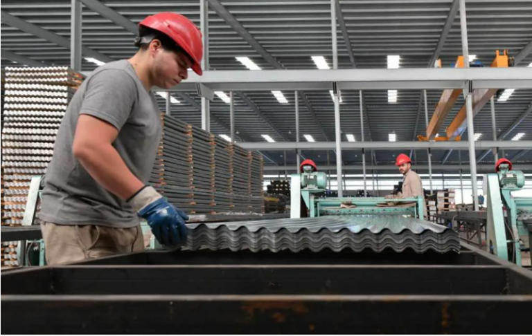 UN RELEVAMIENTO ENTRE 1.200 EMPRESAS REPORTÓ QUE LA INDUSTRIA CAYÓ UN 14,9% INTERANUAL EN ABRIL