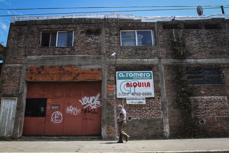 CANTANDO SOBRE LOS ESCOMBROS DE LA ECONOMÍA