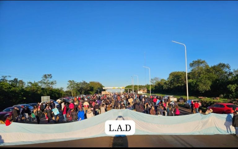 SIGUE LA PROTESTA POLICIAL EN MISIONES  Y PROLIFERAN PIQUETES LIDERADOS POR DOCENTES