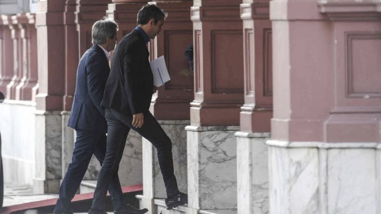 COMO VENGANZA POR EL DNU DE LA SIDE, TOTO CAPUTO PLANTÓ A JORGE MACRI EN LA AUDIENCIA ANTE LA CORTE