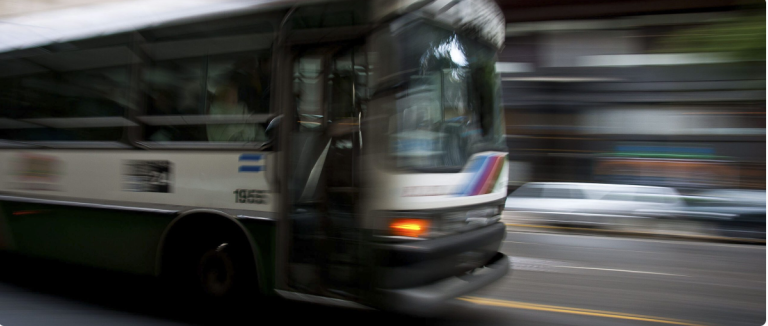 SUBE EL BOLETO DE COLECTIVO, QUITAN SUBSIDIOS Y ACELERA LA PUJA PARA PAGAR SIN SUBE