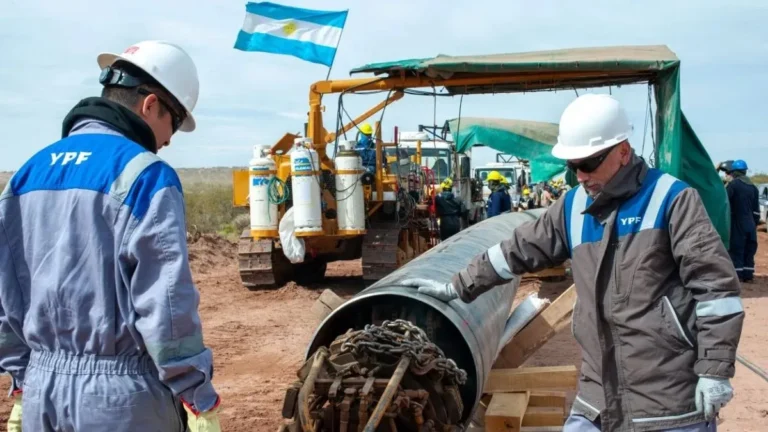 A MILEI LO SALVA EL ESTADO: YPF LIDERA LOS PROYECTOS DEL RIGI Y LA EXPANSIÓN EXPORTADORA DE VACA MUERTA