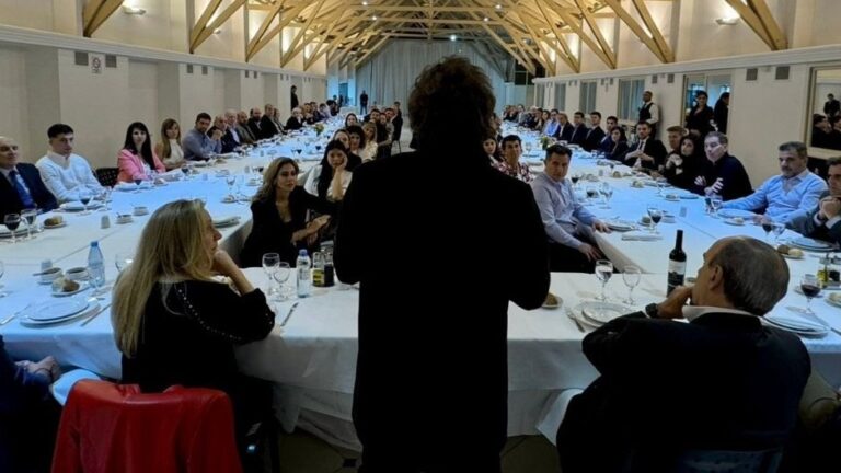 MILEI HUMILLÓ A LOS DIPUTADOS DEL PRO: LES HIZO VER LA NUEVA DE FRANCELLA Y PIDIÓ EMPANADAS RECIÉN A LA MEDIANOCHE