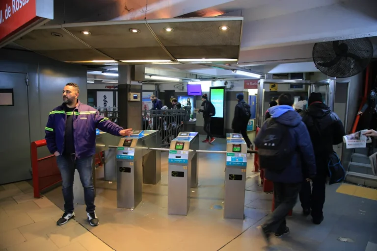 SUBTE B: FINALIZÓ LA LIBERACIÓN DE LOS ACCESOS A LA ESTACIÓN LACROZE
