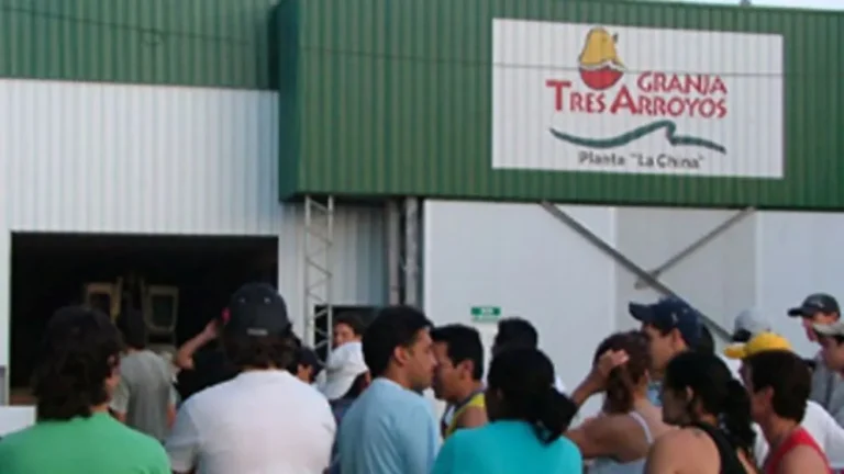 GRANJA TRES ARROYOS DEBE SUELDOS A SUS 1000 TRABAJADORES Y PARALIZÓ LA FAENA EN CONCEPCIÓN