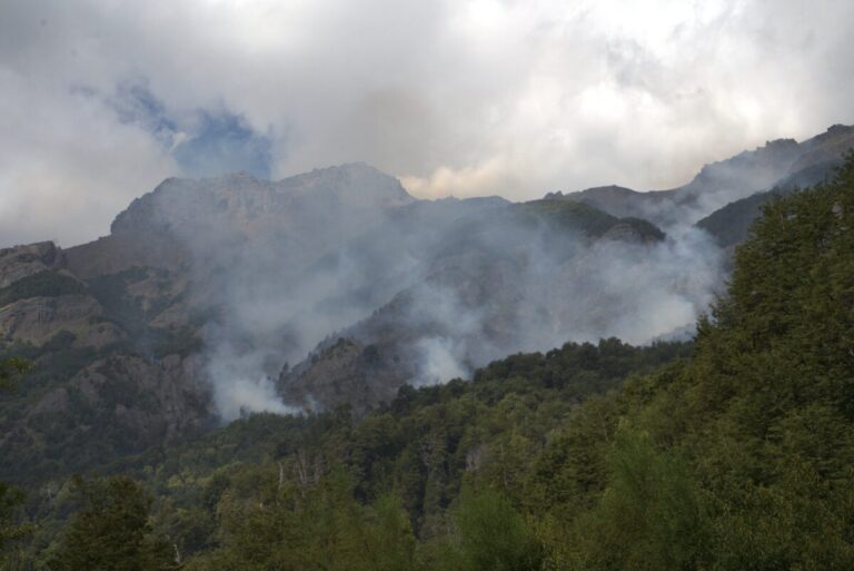 EL MONSTRUO DE FUEGO ARRASA POR DOS FRENTES EN LA REGIÓN CORDILLERANA DE CHUBUT