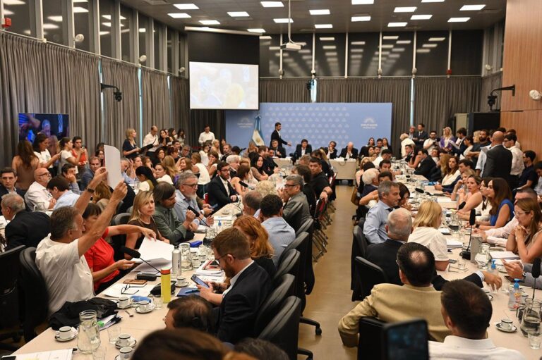 REFORMA LABORAL: LUEGO DE TENSOS CRUCES EN COMISIONES, EL GOBIERNO LOGRÓ SU DICTAMEN Y SE DEBATE EN DIPUTADOS