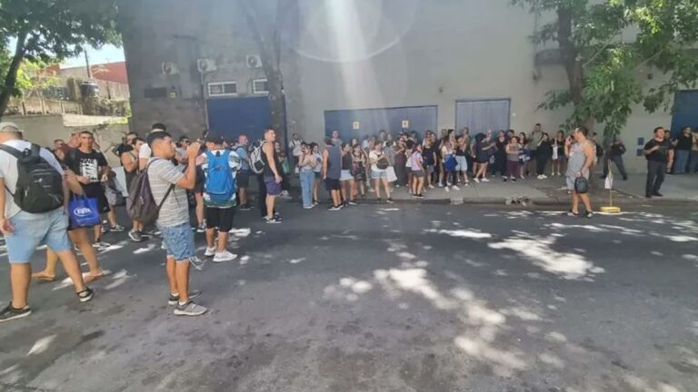 LA EMBLEMÁTICA FÁBRICA DE COCOT Y DUFOUR DESPIDIÓ A SUS ÚLTIMOS 140 EMPLEADOS Y COMUNICÓ EL CESE DE ACTIVIDADES