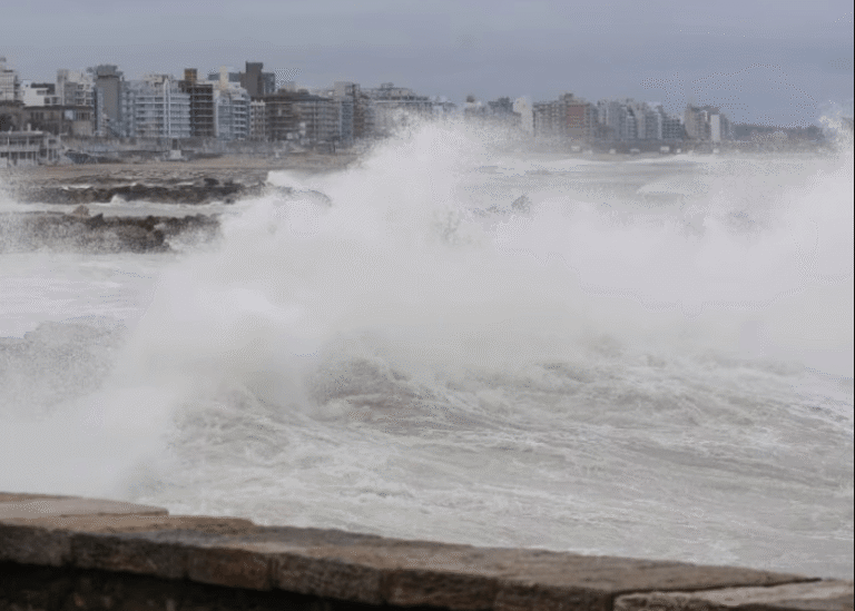 ALERTA ROJA EN LA COSTA BONAERENSE: UN CICLÓN EXTRATROPICAL AZOTA LOS BALNEARIOS CON OLAS DE SIETE METROS Y RÁFAGAS DE 100 KM/H