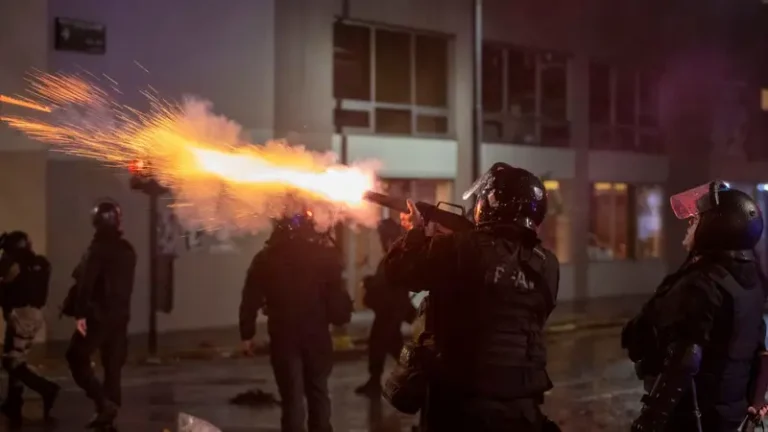 REPRESIÓN DESCONTROLADA: 1500 HERIDOS POR UNA POLICÍA QUE LLEGÓ A DISPARAR ENTRE AUTOS EN EL OBELISCO