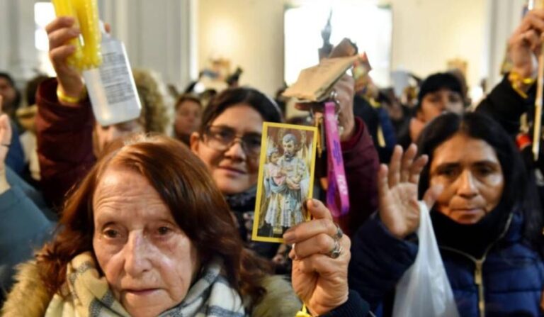 “LAS FAMILIAS COMEN UNA VEZ AL DÍA”, ADVIRTIÓ EL PADRE JUAN DE VILLA CARAZA