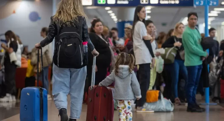 VIAJAR EN AVIÓN SERÁ MÁS CARO: LA TASA QUE AUMENTA MÁS DEL 140% Y PASA A DÓLARES