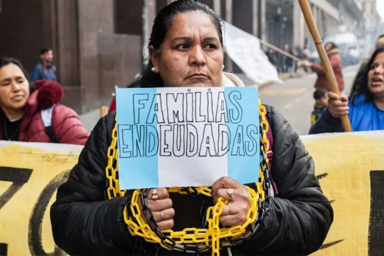 CUIDAR, TRABAJAR Y ENDEUDARSE PARA SOBREVIVIR